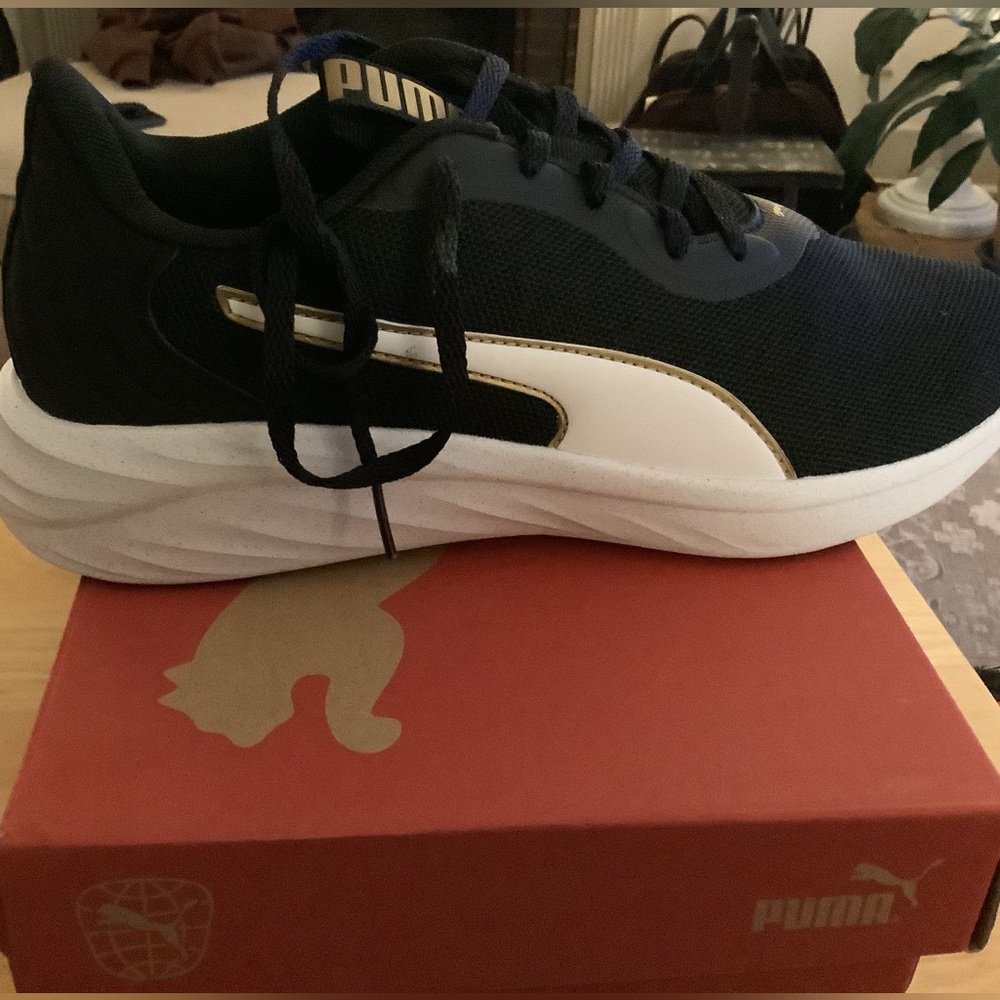 Women’s size 8 puma black puma team gold
